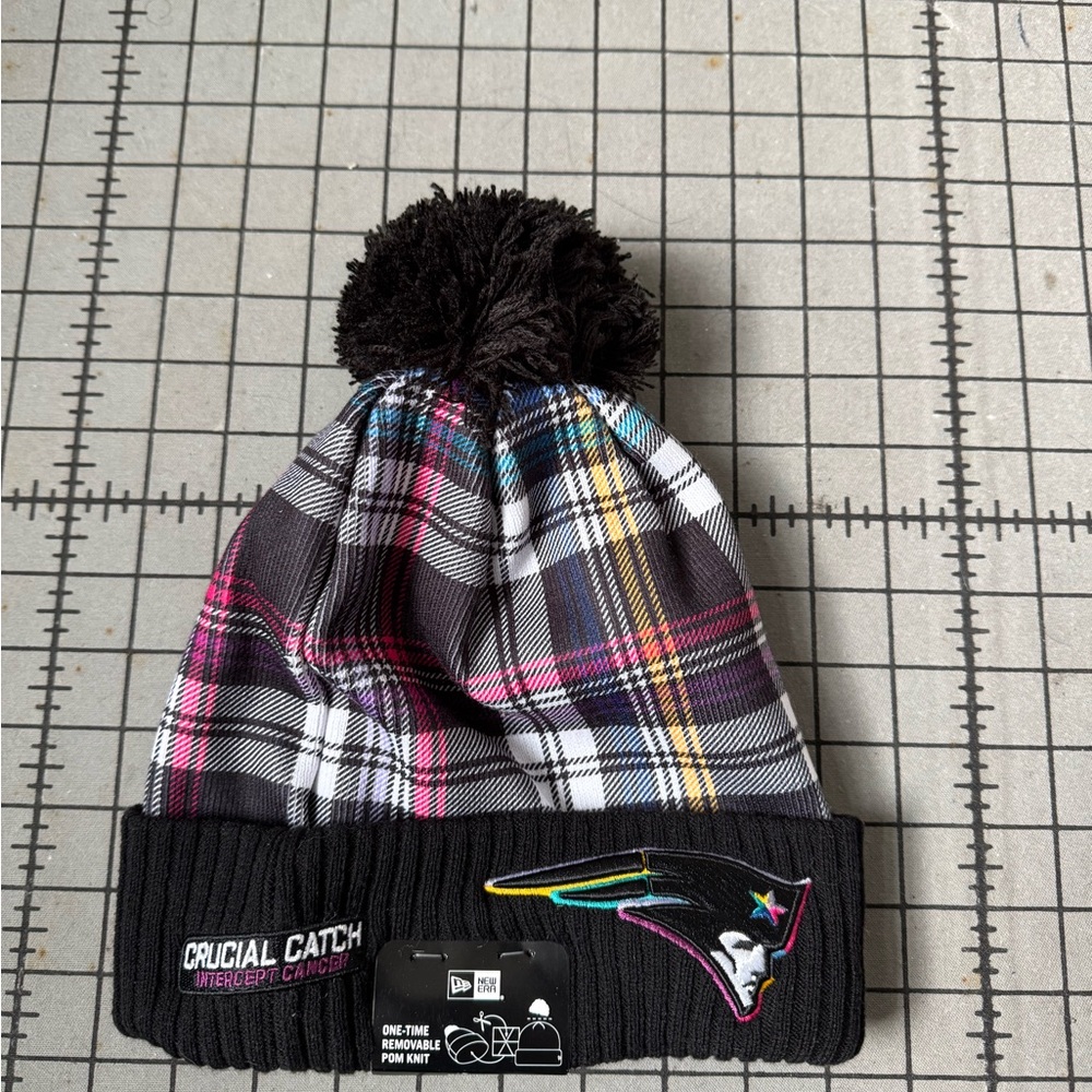 New Era Crucial Catch Plaid Beanie - Black and Pink